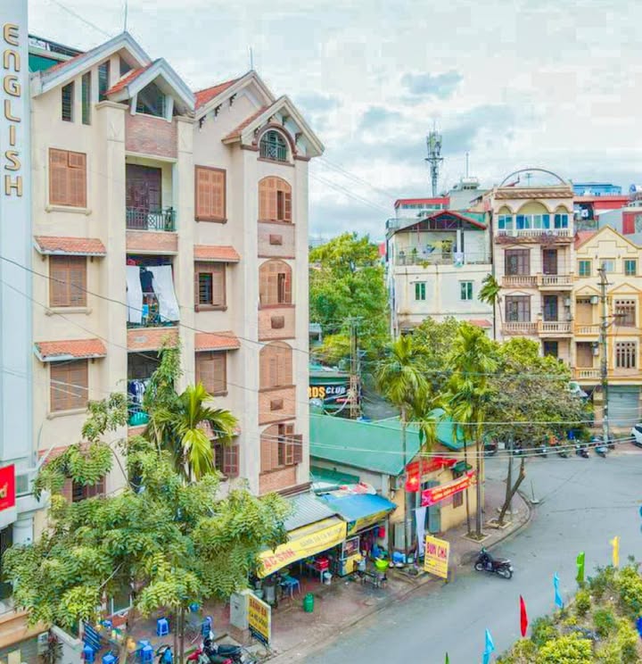 Nhà Phố Mặt Tiền Cầu Giấy 170m² - Mặt tiền kinh doanh đắc địa!