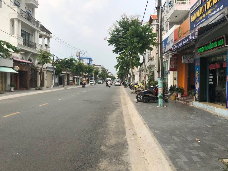 Mặt bằng kinh doanh Phố đi bộ Bạch Đằng, TDM - 100m², 18 Triệu/tháng