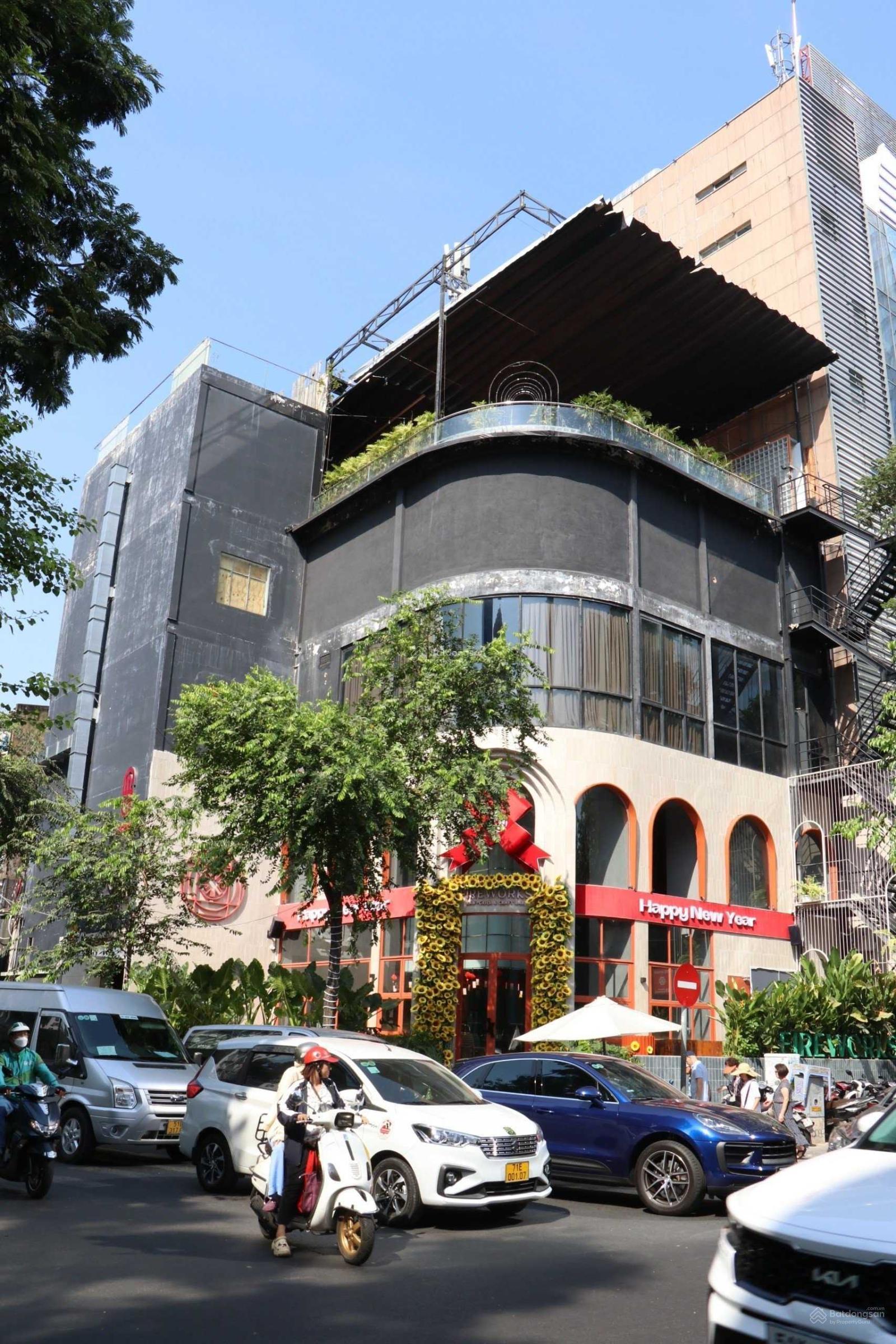 Cho thuê mặt bằng Quận 1 - 300m² - Vị trí đắc địa kinh doanh ngay!