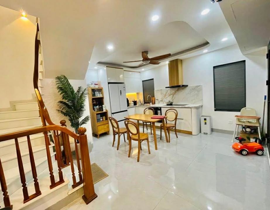 Bán nhà 5 tầng Hồ Tùng Mậu, Cầu Giấy - 180m², 8.x tỷ, Ngõ Thông