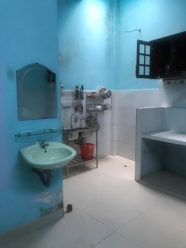 Nhà Nguyên Căn MT Hẻm Oto Phong Châu (100m²) - Giá 4 Triệu/Tháng