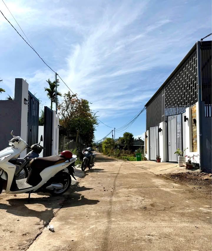 Nhà riêng Thôn 8 Cư ÊBur 135m² giá 1.68 tỷ - Ô tô vào tận nhà!