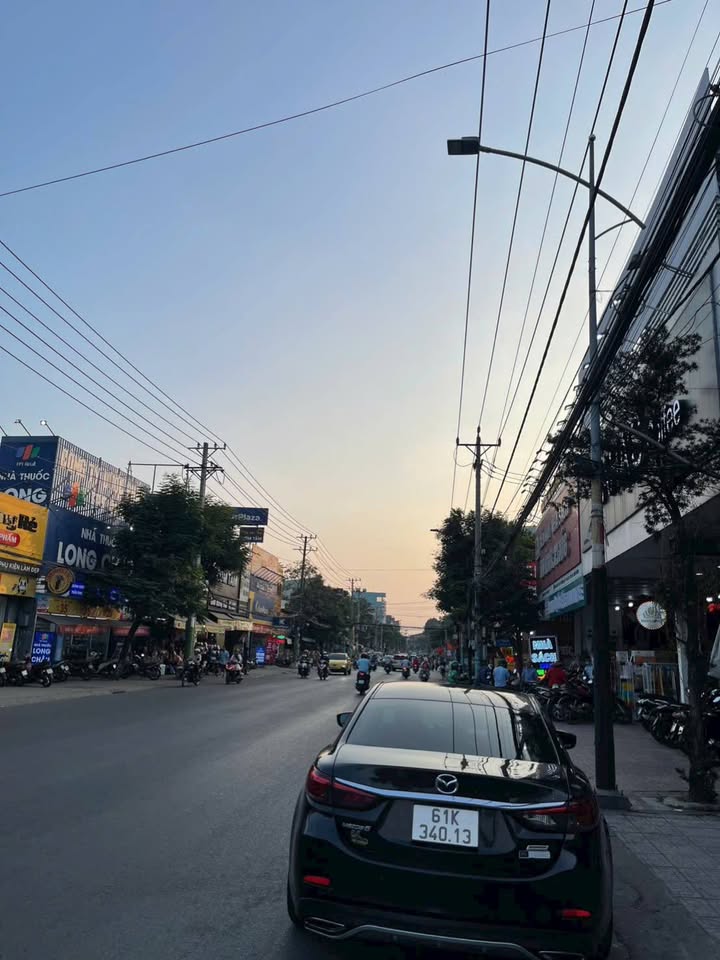 Nhà Phố Nguyễn Trãi Dĩ An 500m² - Mặt Tiền Kinh Doanh Hiếm Có!