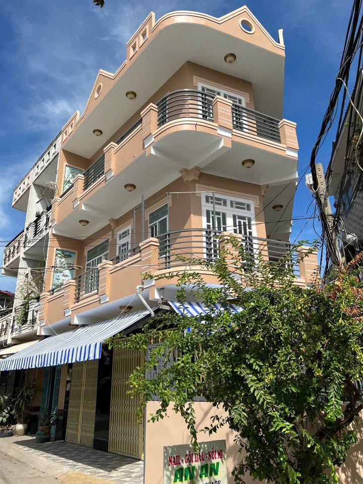 Bán nhà Quận 6 đường Phú Định 61m² - Căn góc 3 mặt tiền cực đẹp!