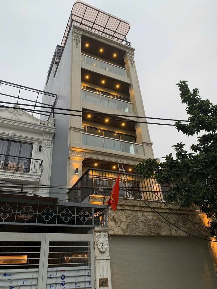 Bán nhà phố Nguyễn Văn Cừ 90m² giá 17.8 tỷ - Mặt tiền kinh doanh!