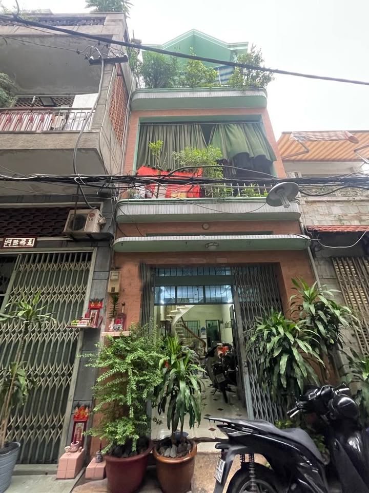 Nhà Mặt Tiền Phố Đi Bộ Quận 1, 750m², Giảm 5 Tỷ, Chỉ 23 Tỷ