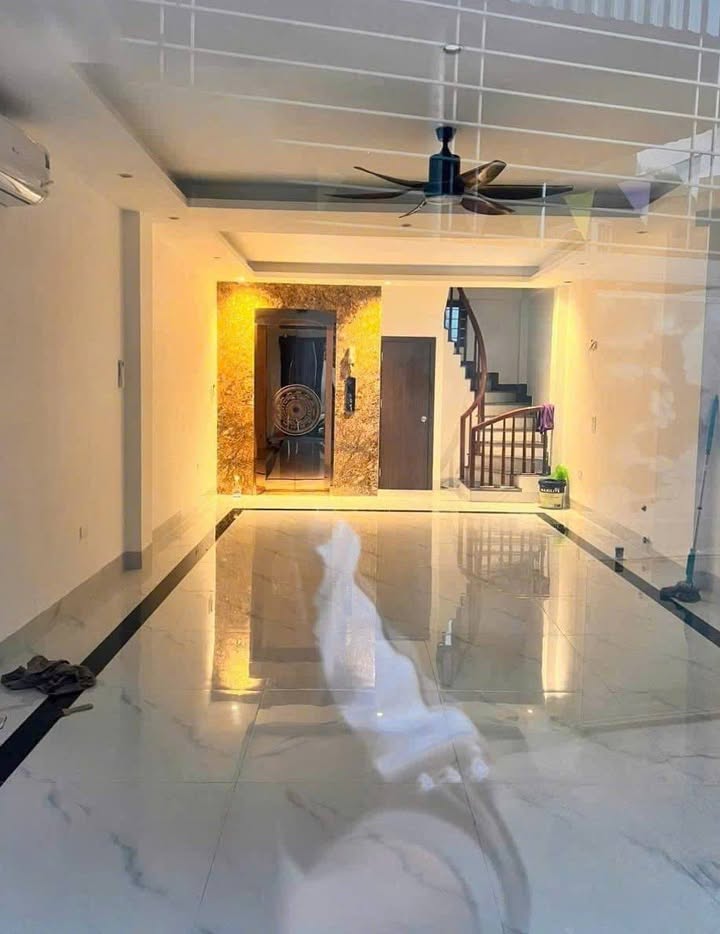 Cho thuê nhà nguyên căn Phúc Lợi 310m² giá 16 triệu - Thang máy hiện đại!