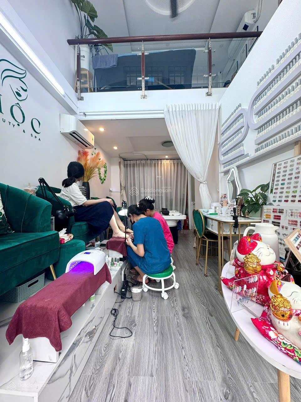 Sang Tiệm Nails & Gội Đầu Dưỡng Sinh Đắc Địa - 35m² - Ngay Pearl Plaza