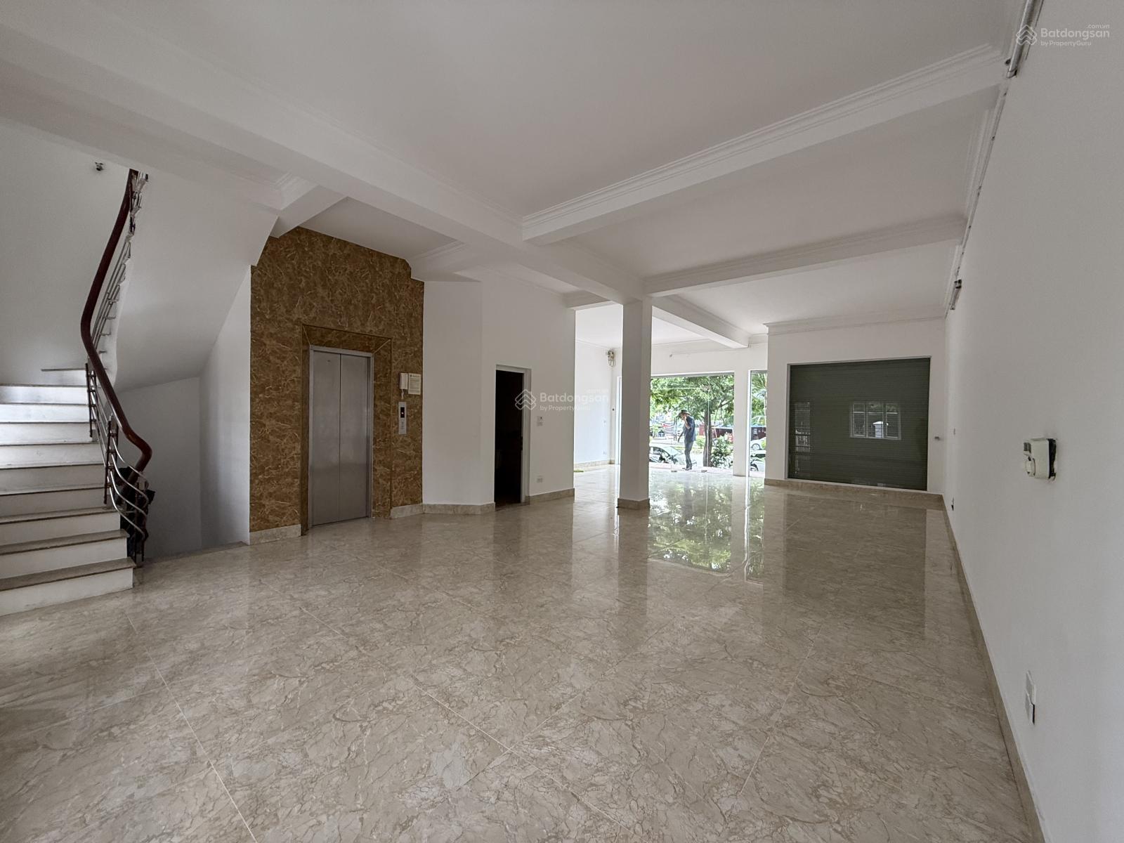 Cho thuê Shophouse Thành phố Giao Lưu 120m² - Mặt tiền kinh doanh đắc địa!