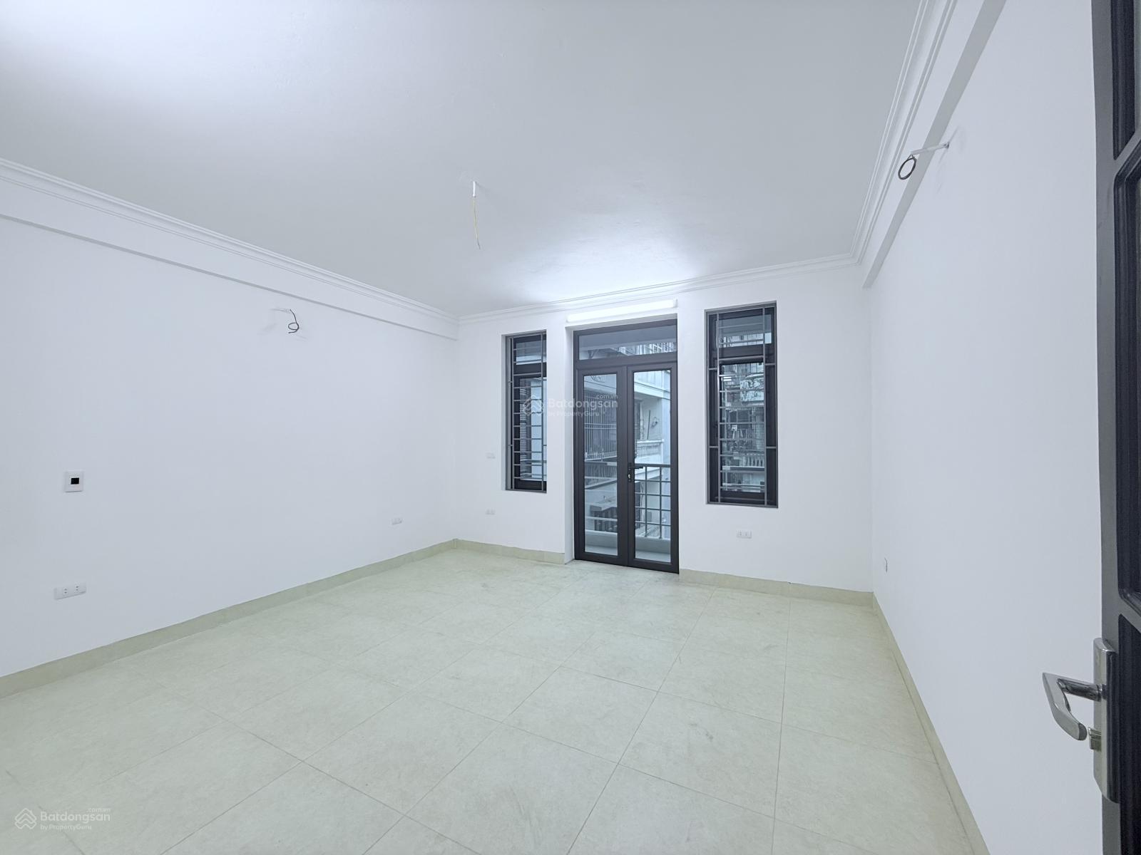 Nhà riêng Hoàng Quốc Việt, 70m² - Lô góc, ô tô đỗ quanh nhà!