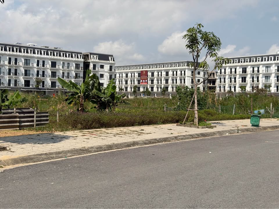 Đất Vàng Đối Diện Hồ Sen Quảng Thành - 106m² - Sổ Đỏ Rõ Ràng