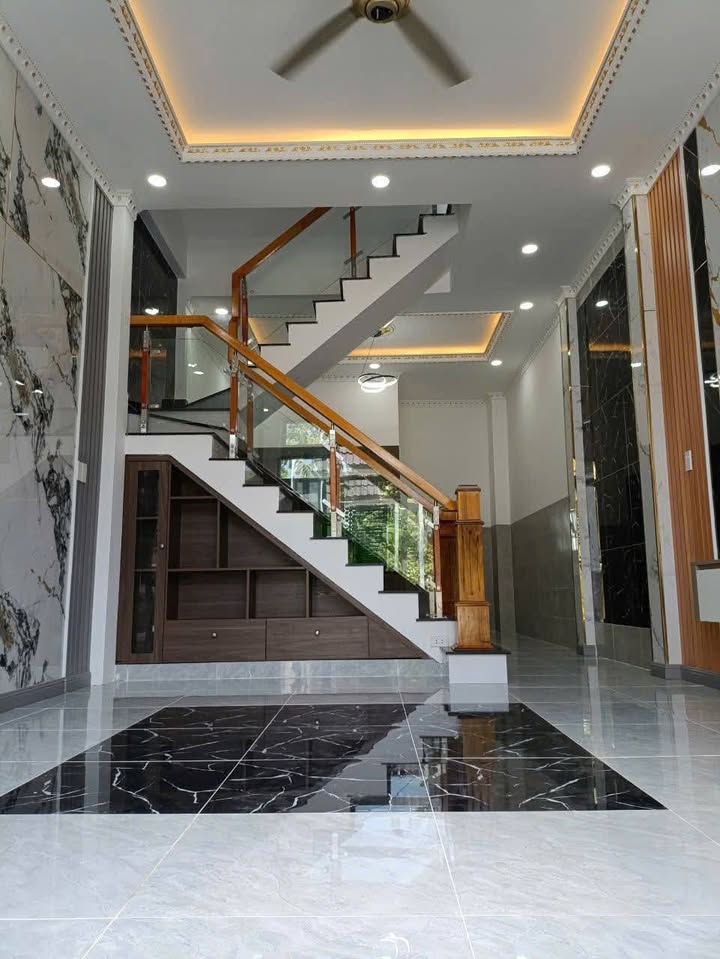 Nhà Lầu Trệt Sân Xe Hơi - Thái Hòa, Tân Uyên - Giá 5 Triệu/Tháng