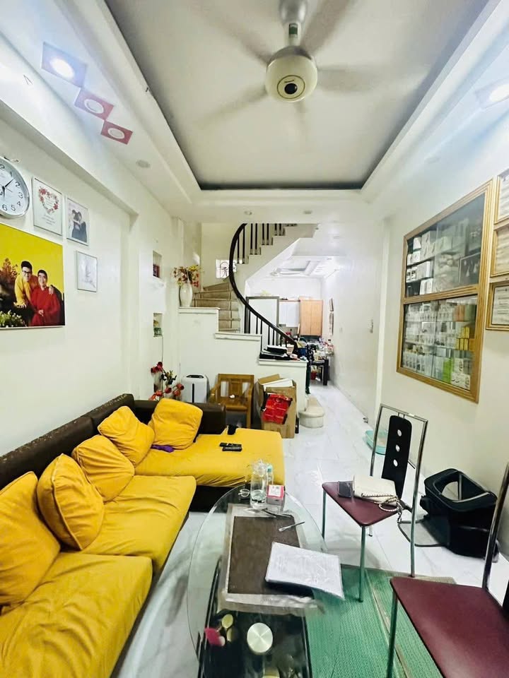 Bán nhà Cầu Giấy 36m² giá 6.5 tỷ - Vị trí đẹp, sổ đỏ sẵn!