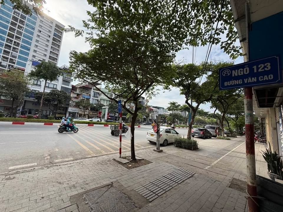 Bán Nhà Phố Văn Cao Ba Đình 57m² - Vị trí đắc địa, sổ đỏ sẵn!