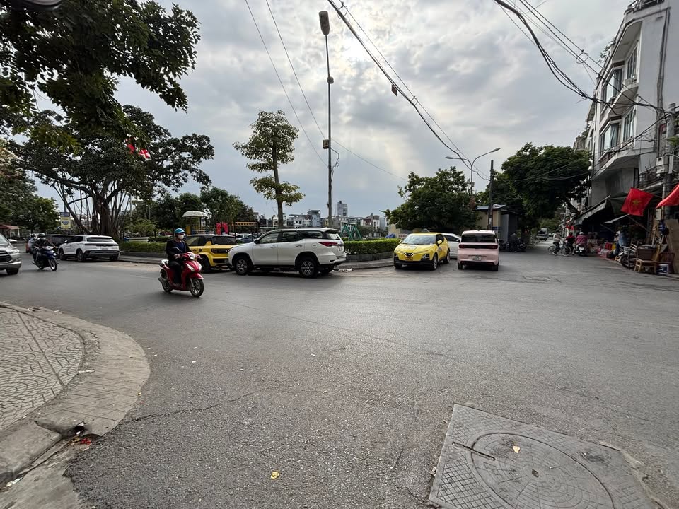 Nhà Phố Chùa Hàng 52m² - Ô tô vào tận nhà, vị trí đắc địa!