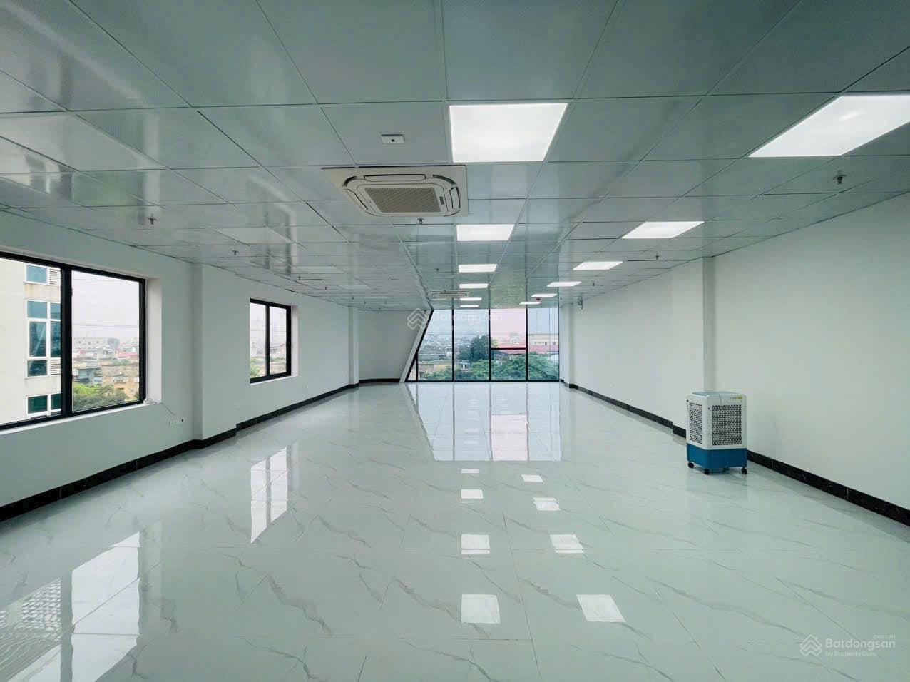 Văn phòng Nguyễn Khánh Toàn Cầu Giấy 100m² giá 16.5tr - Vị trí trung tâm