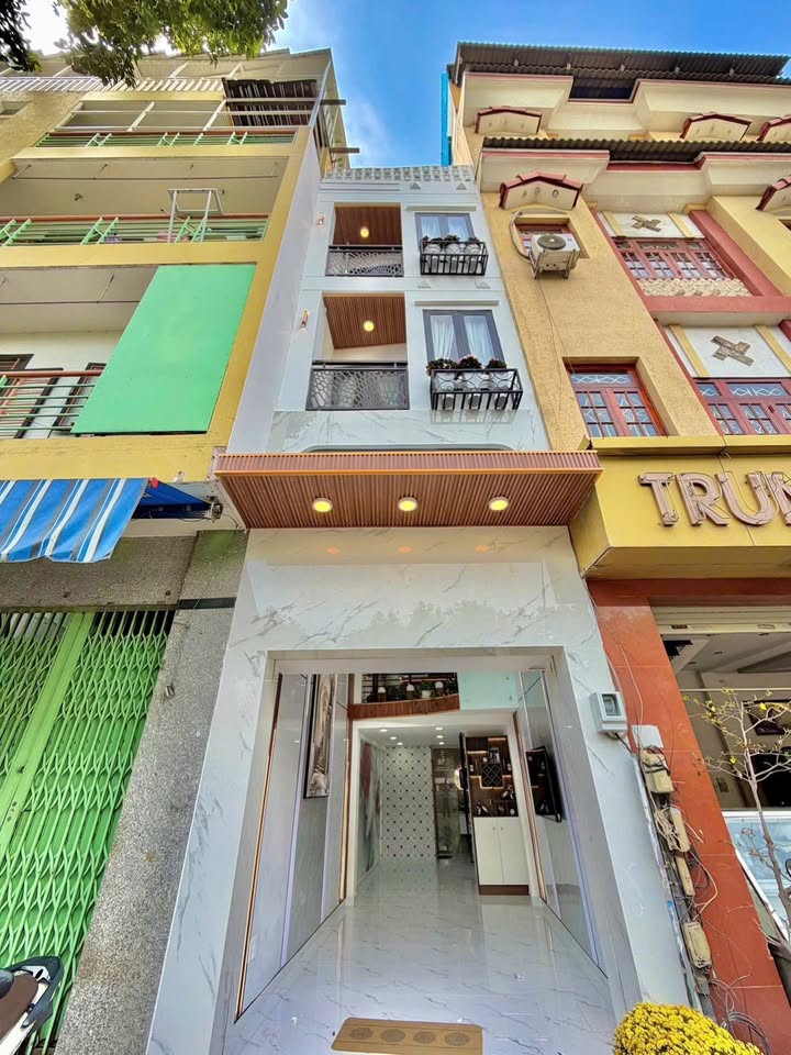 Bán nhà mặt tiền Hoàng Sa Tân Bình 31m² 10.98 tỷ - Vị trí đắc địa