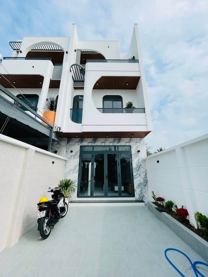 Nhà phố mặt tiền Mỹ Tho 100m² giá 4.55 tỷ - Vị trí đắc địa kinh doanh ngay!