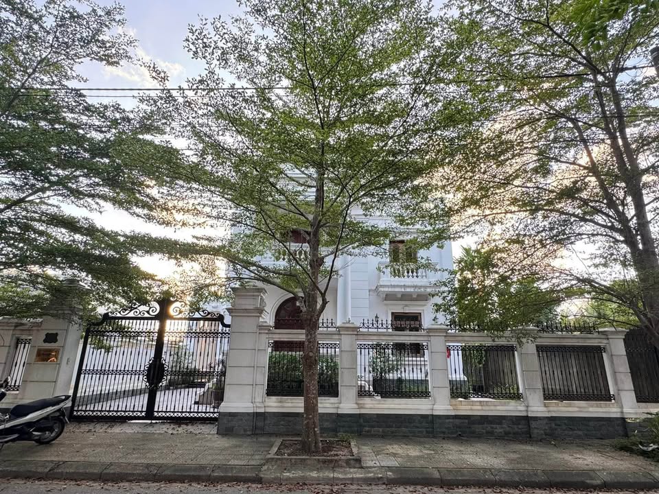 Biệt Thự 3 Tầng Cổ Điển Mặt Tiền Hà Huy Giáp, Huế - 334m² Giá 18 Tỷ