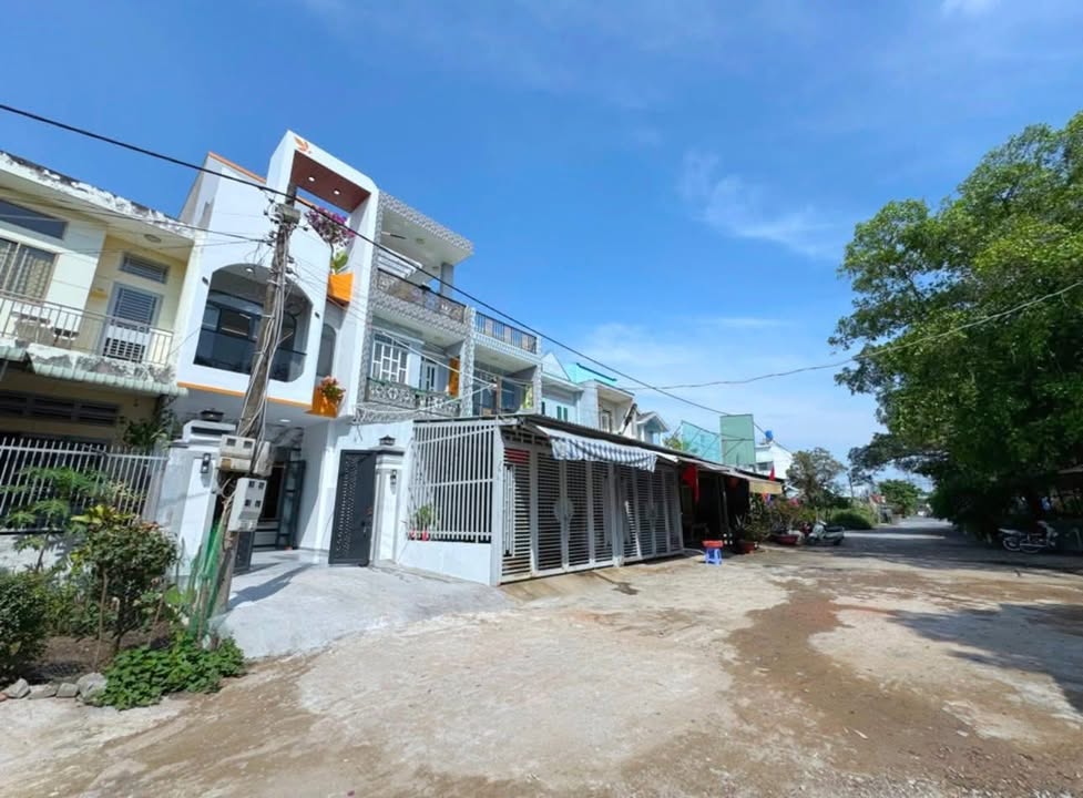 Bán nhà KDC Gò Đen Bến Lức 96m² giá 4.8 tỷ - Vị trí đẹp sổ hồng sẵn!