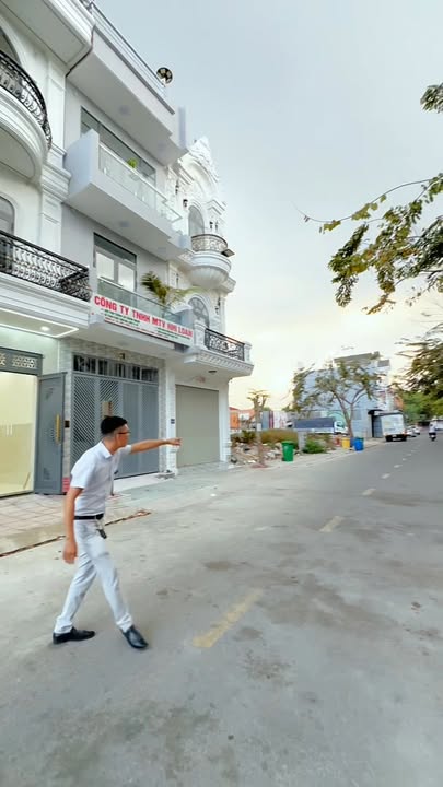 Nhà Phố 5 Tỷ 8, Phường An Phú, Thuận An: 102m², 5PN, Sân Xe Hơi - Sẵn Sàng Vào Ở Ngay!