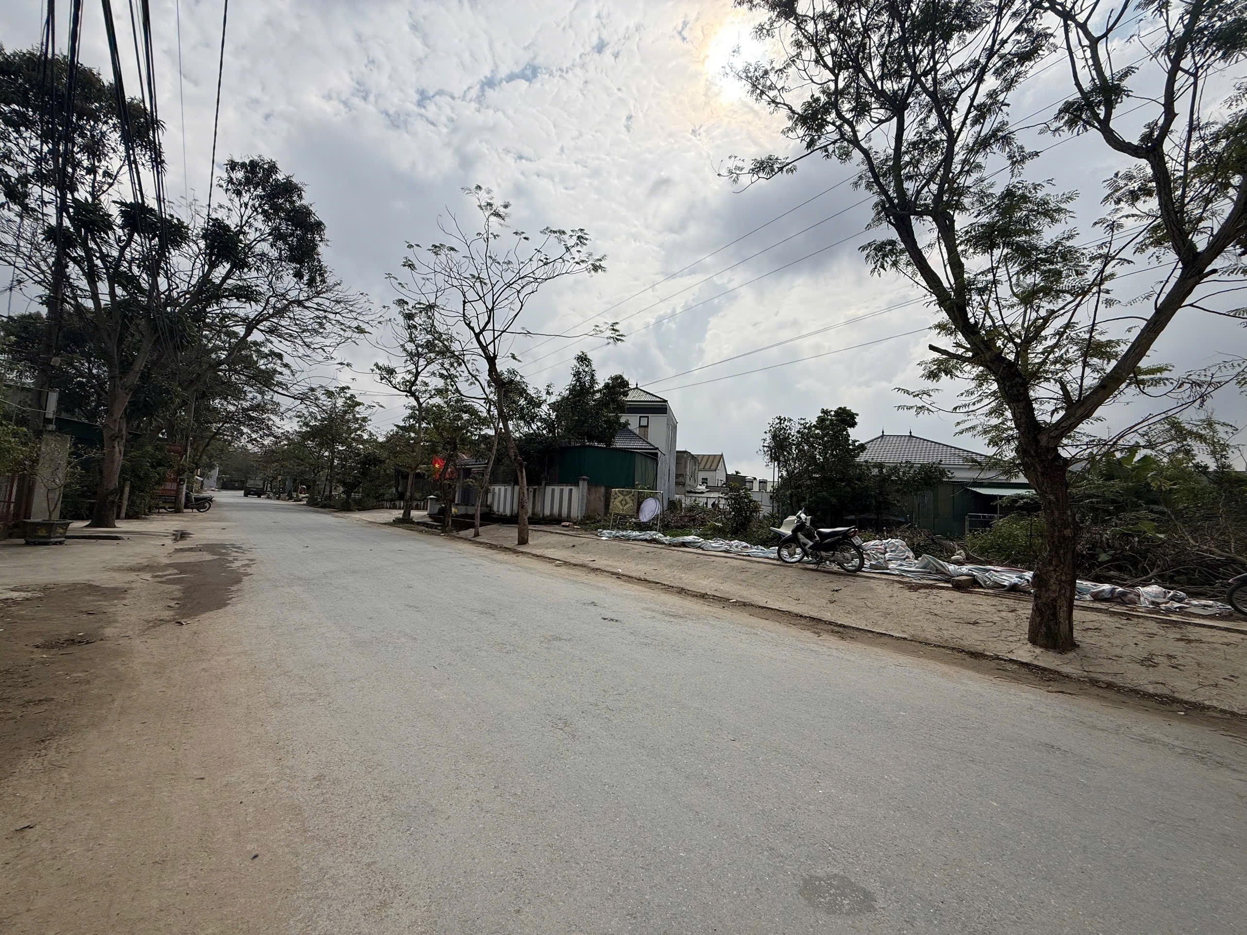 đất mặt đường Nguyễn Chí Thanh - Vinh Hưng