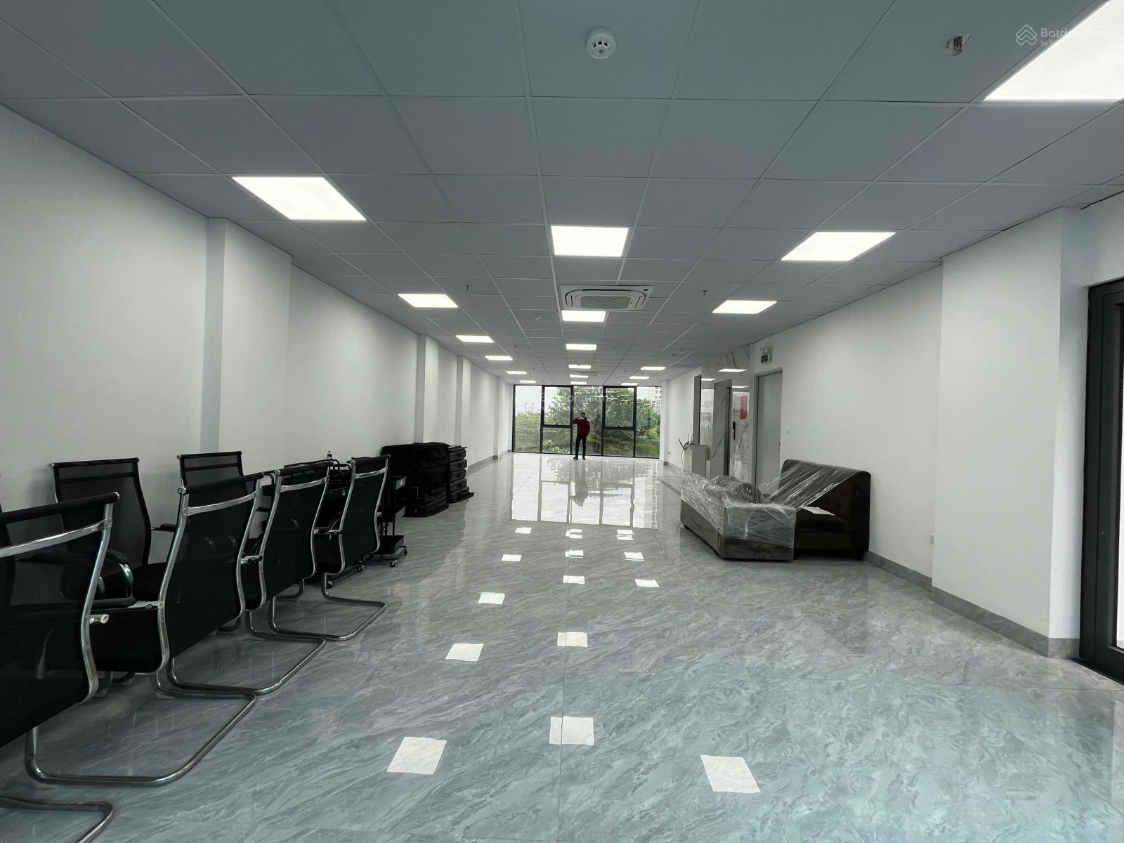 Văn phòng Nguyễn Xiển 140m² - Sẵn sàng làm việc, giá hợp lý!