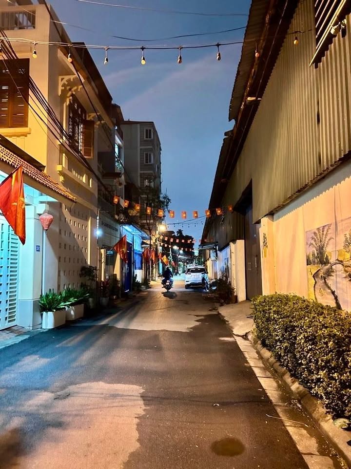 Nhà Lô Góc Việt Hưng, Long Biên - 65m² 4 Tầng, Ô Tô Tránh, 1 Tỷ