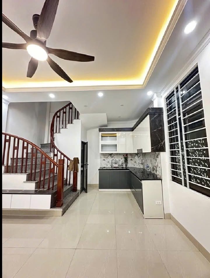 Nhà 5 tầng Cự Khối Long Biên 30m² - Sẵn sàng ở ngay!