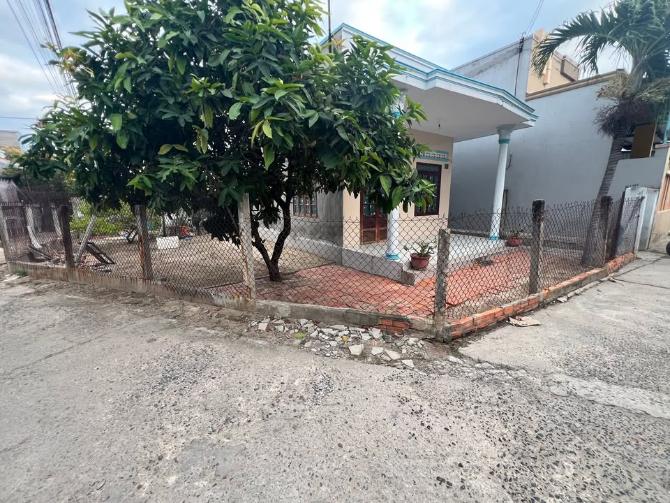 Nhà cấp 4 221m² sổ hồng, 2 mặt tiền hẻm ô tô - Liên Hương, Bình Thuận