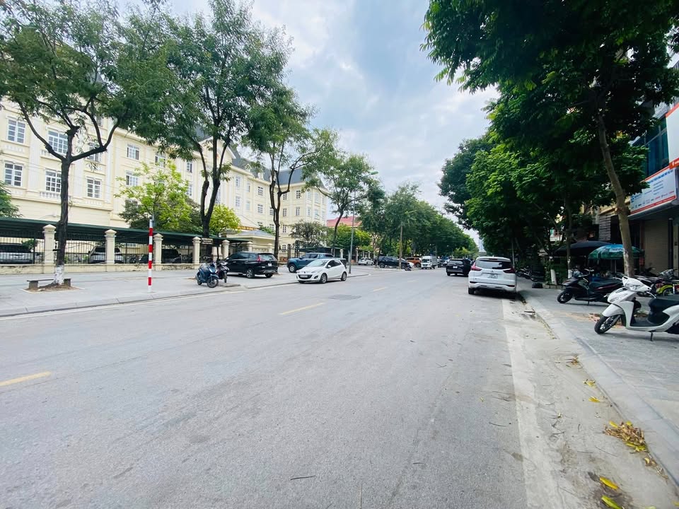 Đất thổ cư 400m² Hoàng Mai - Sổ đỏ chính chủ, mặt tiền 17m, xây tự do