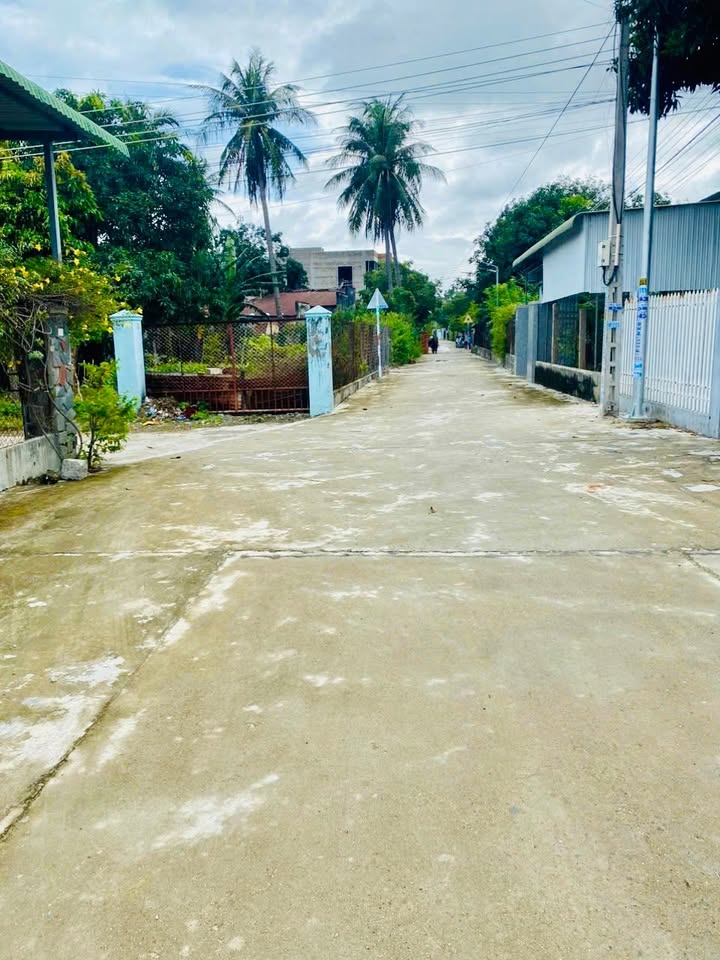 Đất nền Cam Ranh 242m² giá 2.25 tỷ - Sổ đỏ chính chủ, thổ cư khủng!