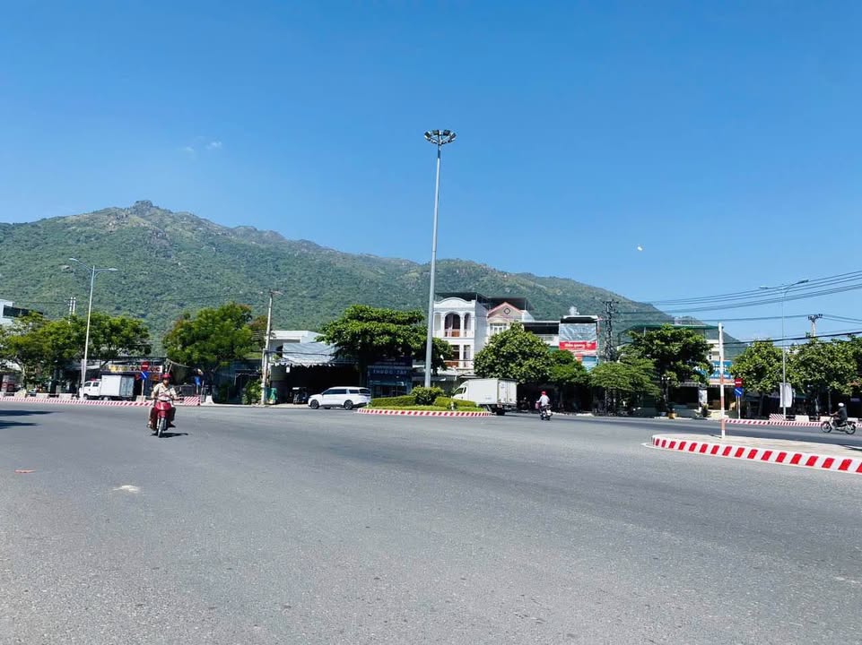 Bán Đất Mặt Tiền Nguyễn Tất Thành, Nha Trang 1177m² - Kinh doanh Xưởng