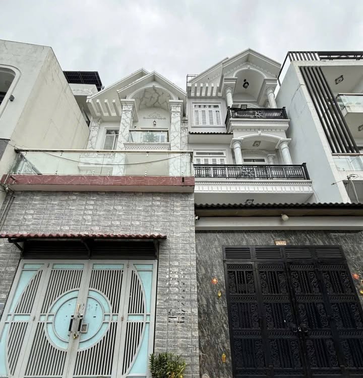 Nhà phố Quận 12 - 97m² - Ô tô vào tận nhà - Sổ hồng sẵn!