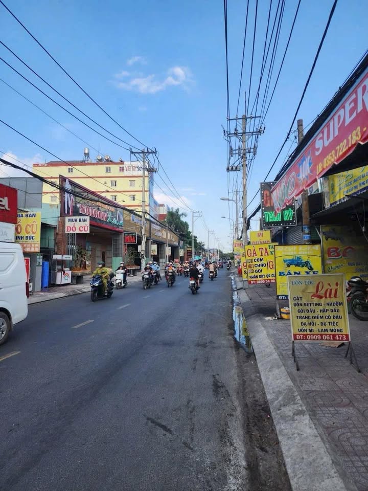Nhà mặt tiền Hóc Môn 300m² 15.5 tỷ - Mặt tiền kinh doanh đắc địa!