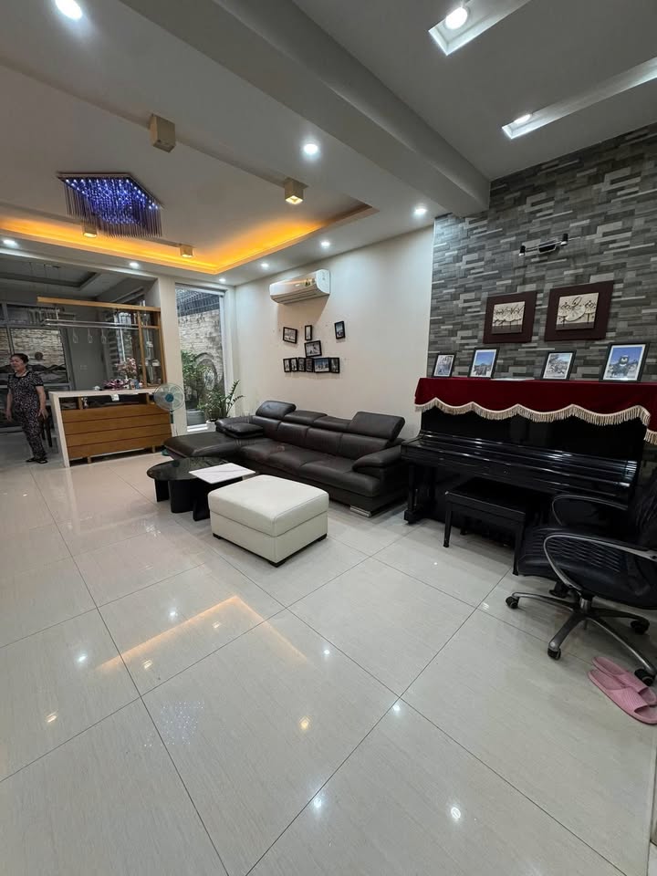 Nhà Mặt Phố Nguyễn Ngọc Vũ 133m², 3 Tầng, Kinh Doanh Đỉnh Cao - Giá 45 Tỷ