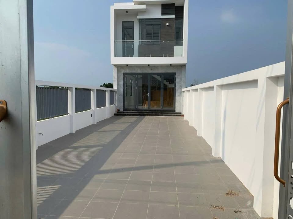 Nhà 1 Trệt 1 Lầu Trung Tâm Long Điền - 3PN, Sân Đậu 2 Ô Tô