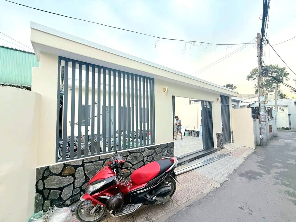 Bán Đất Vàng Thủ Đức 214m² Tặng 8 Căn Hộ Dịch Vụ - Giá 49.2 Tỷ