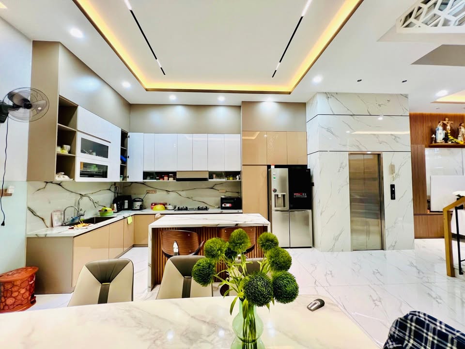 Nhà 4 Tầng Thang Máy HXH Lũy Bán Bích, Tân Phú - 97m² Giá 15 Tỷ