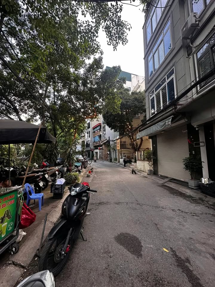 Bán nhà Hoàng Quốc Việt 107m² giá 40 tỷ - Vị trí đắc địa xây Building!