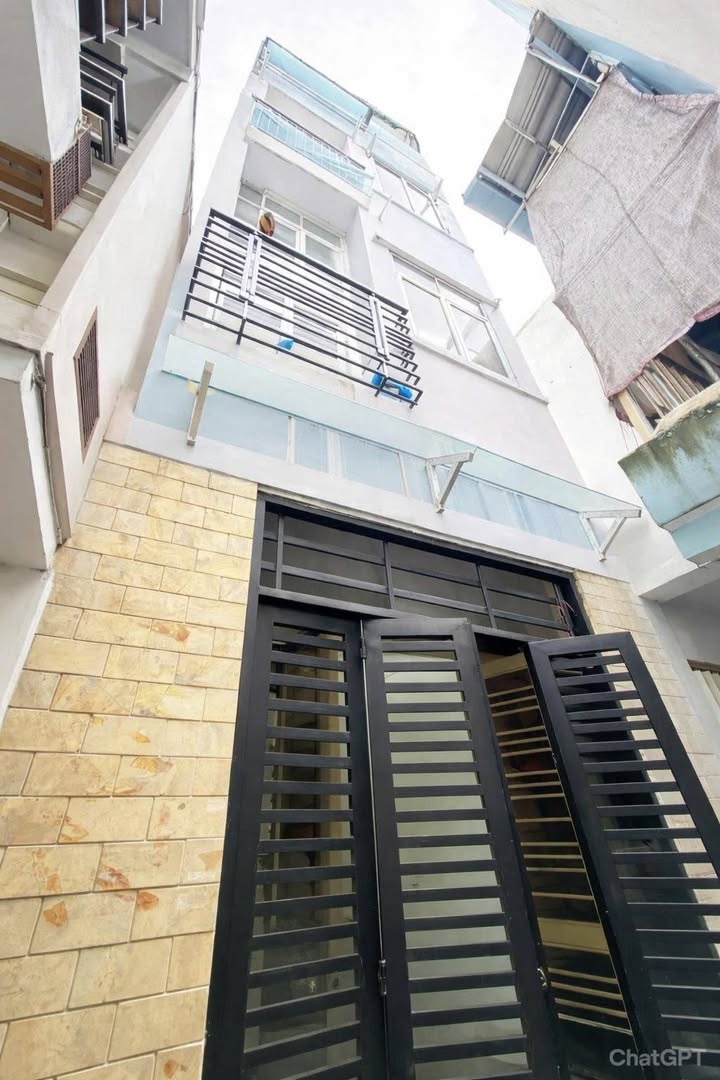 Nhà riêng Nguyễn Văn Cừ Q1 33m² giá 6.5 tỷ - Vị trí đẹp, sổ hồng sẵn!