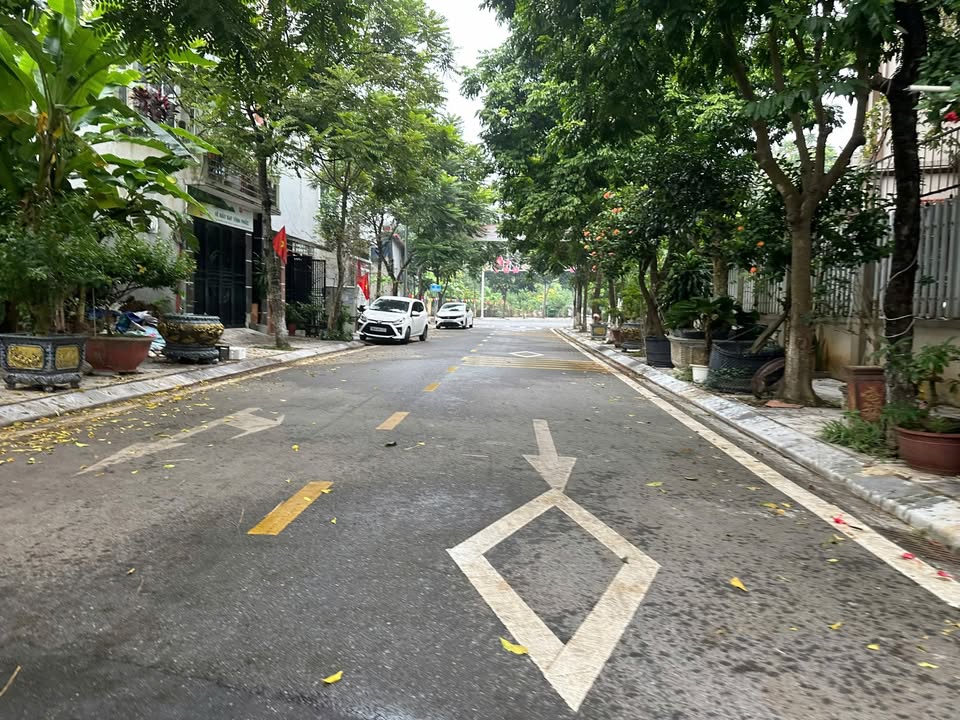 Bán Gấp Nhà 3 Tầng KDC Tỉnh Uỷ Vĩnh Yên, 100m², Full Nội Thất