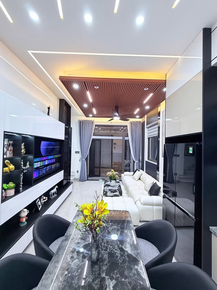 Nhà 3 Tầng Mặt Tiền Ông Ích Khiêm, Hải Châu - 64m² - Dòng Tiền 20 Triệu/Tháng