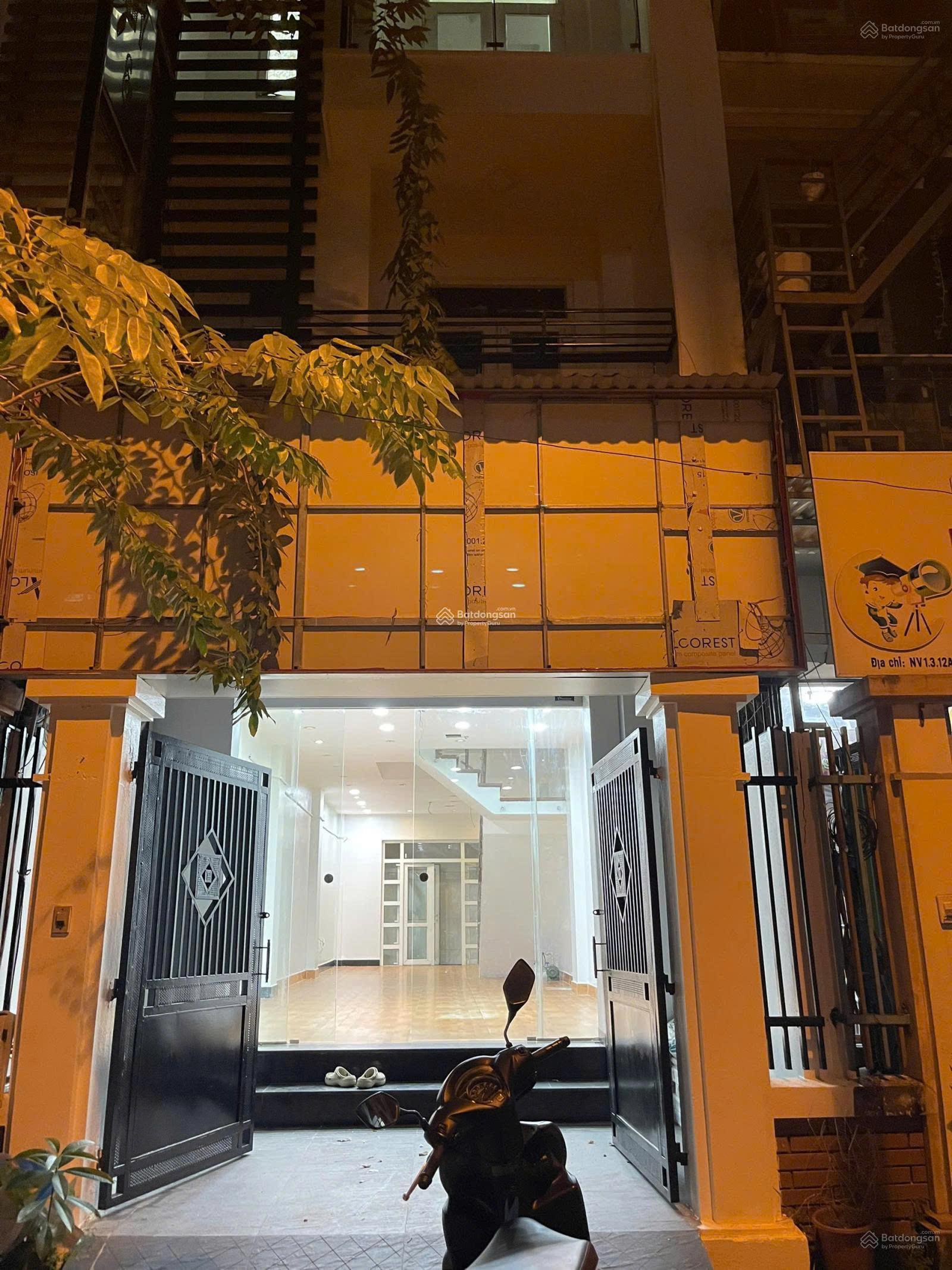 Nhà mặt phố Mai Dịch 75m² - 27 triệu - Mặt tiền kinh doanh đắc địa!