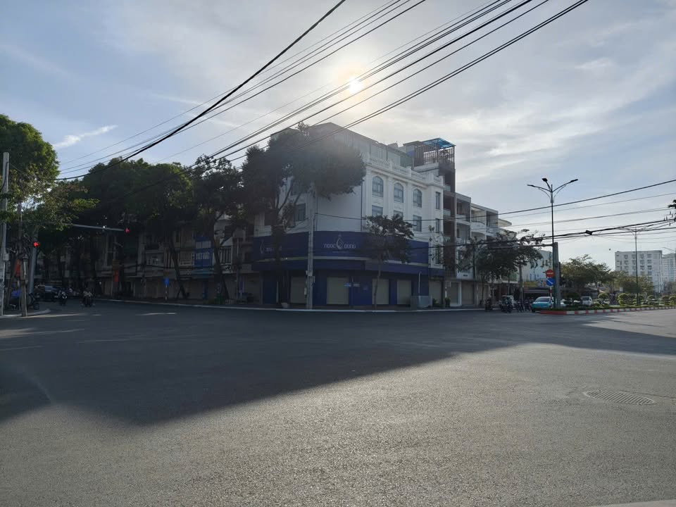 Bán tòa nhà góc 2 mặt tiền Nam Kỳ Khởi Nghĩa 182m² - Dòng tiền 2.7 tỷ/năm