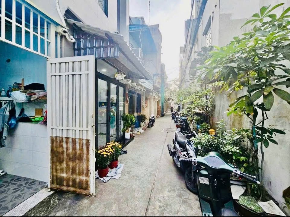 Cho thuê nhà 3PN Lạc Long Quân, Q.3 - 3.5x10m, 3 lầu, 12 triệu/tháng