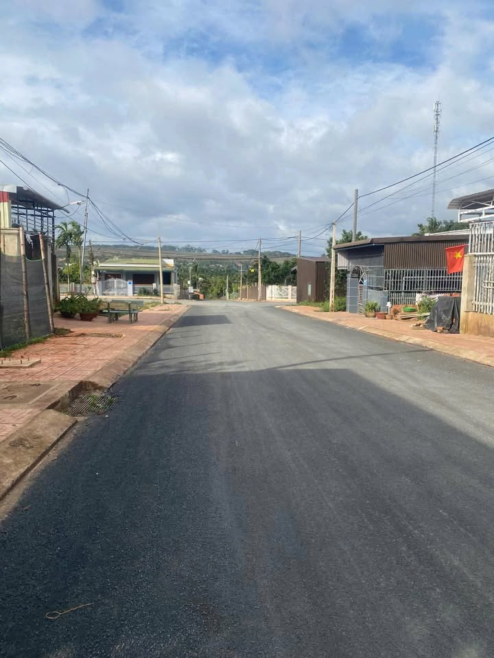 Nhà Phố Krông Năng 180m² - Mặt tiền kinh doanh, sẵn sàng ở ngay!