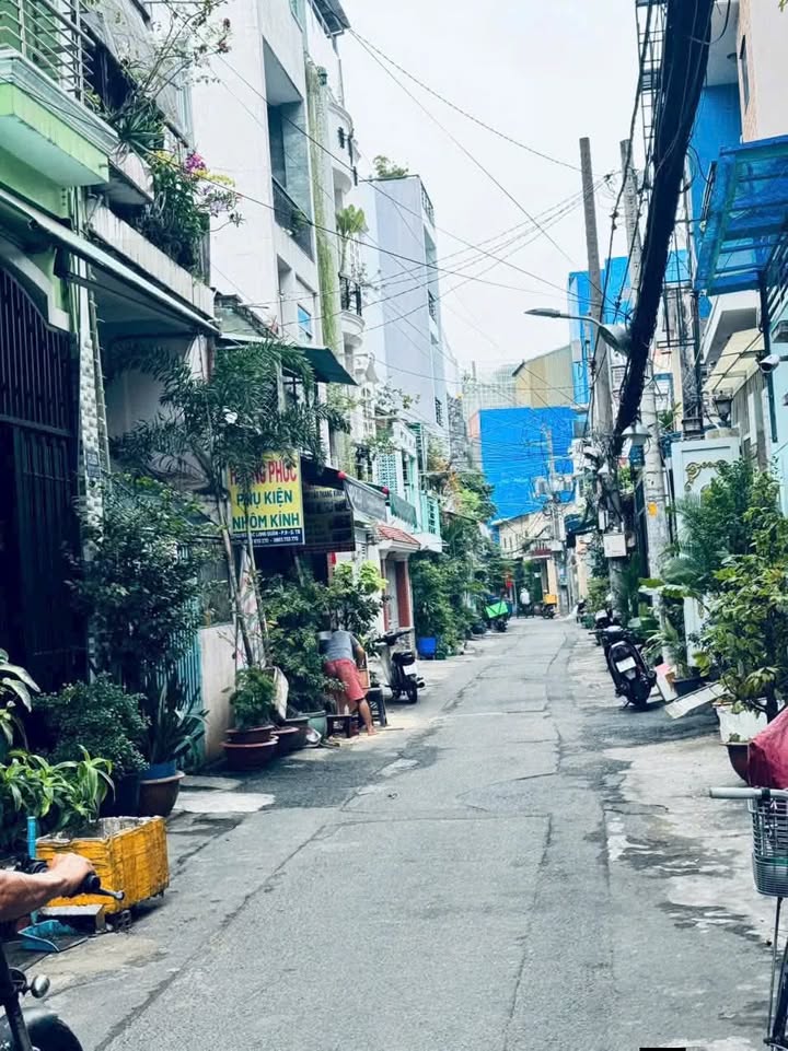 Nhà Riêng Lạc Long Quân, Tân Bình 69m² - Hẻm Ô Tô Vào Tận Nhà!