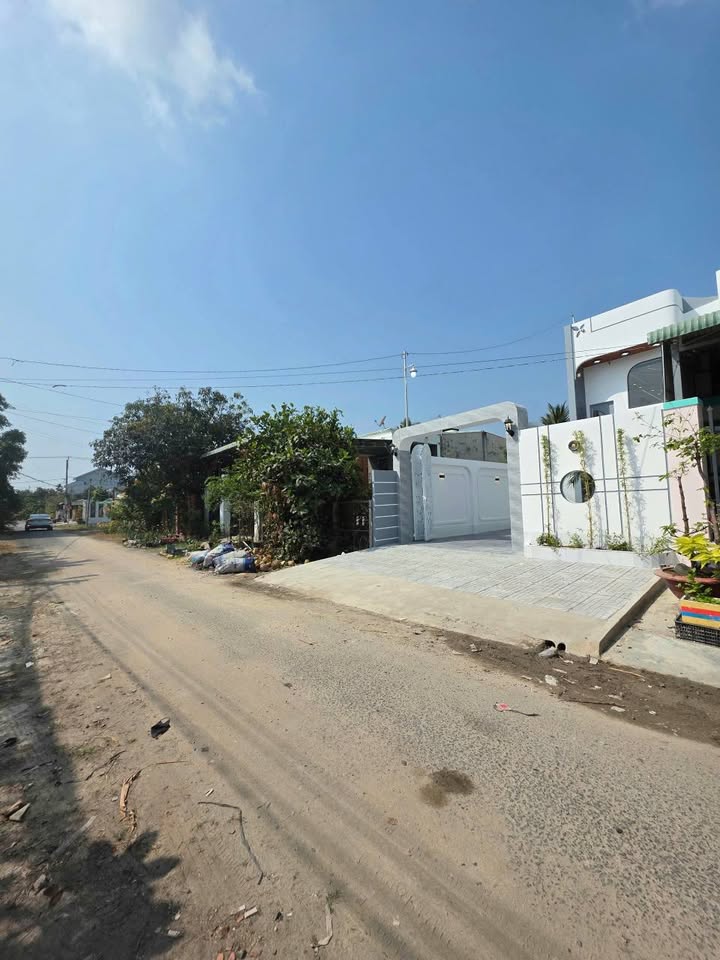 Nhà phố Long Hoa Tây Ninh 180m² giá 3.09 tỷ - Sẵn sàng ở ngay!