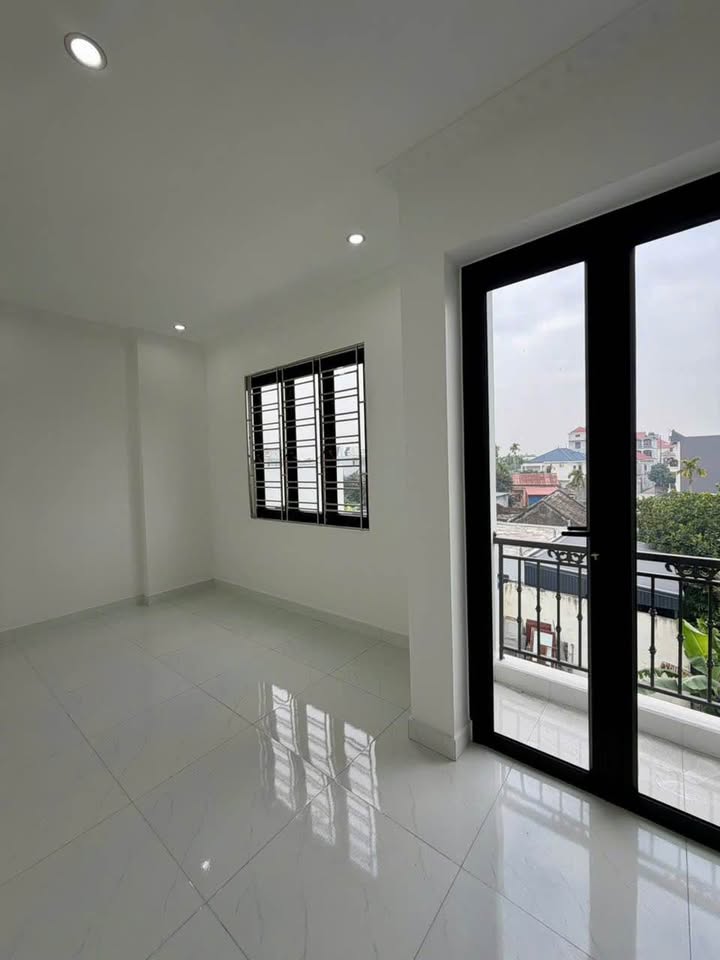 Bán nhà 3 tầng 50m² ô tô đỗ cửa, hướng Tây, gần Đường 351, Hải Phòng - 2.39 tỷ